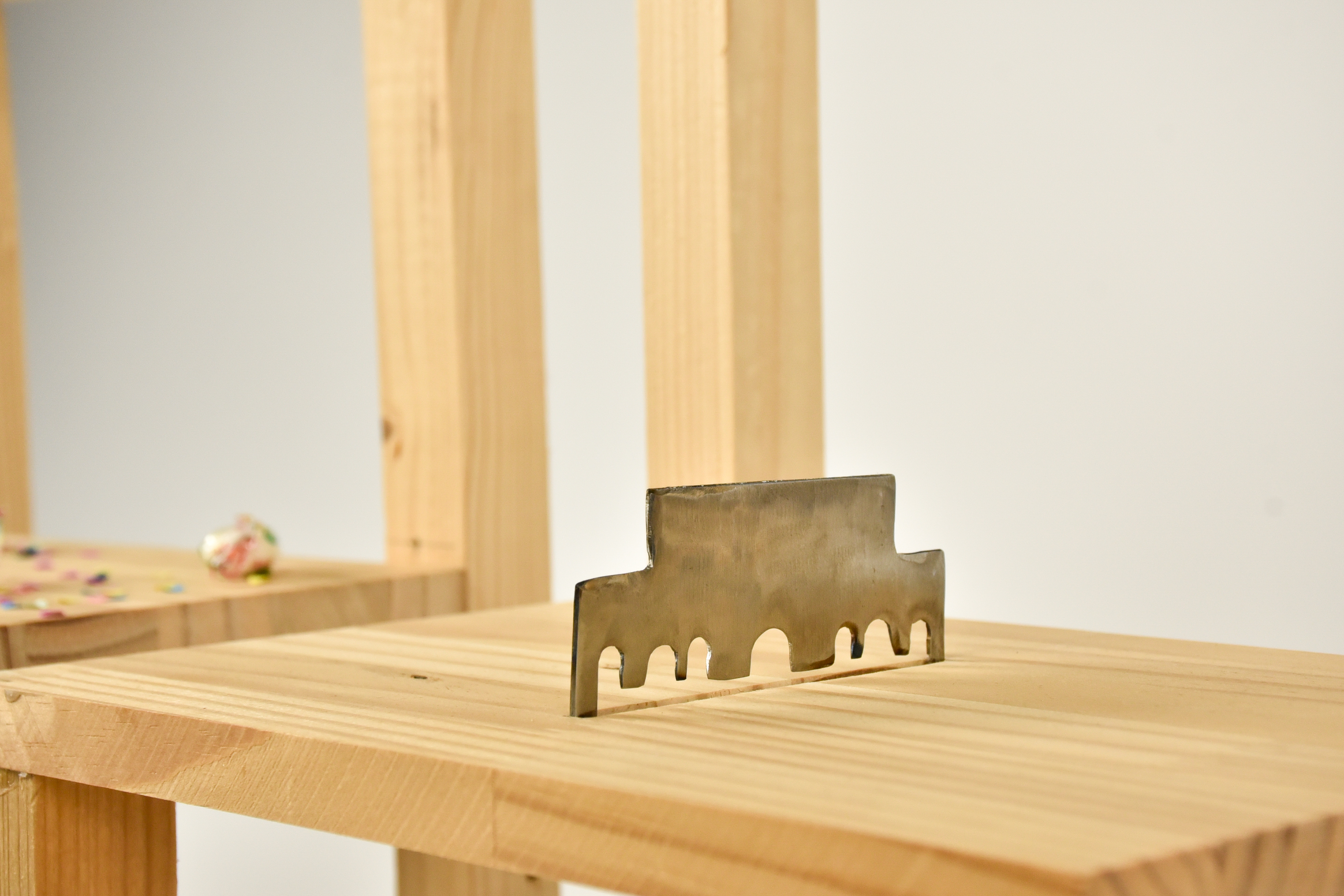 Détail — pièce métallique sur l'assise