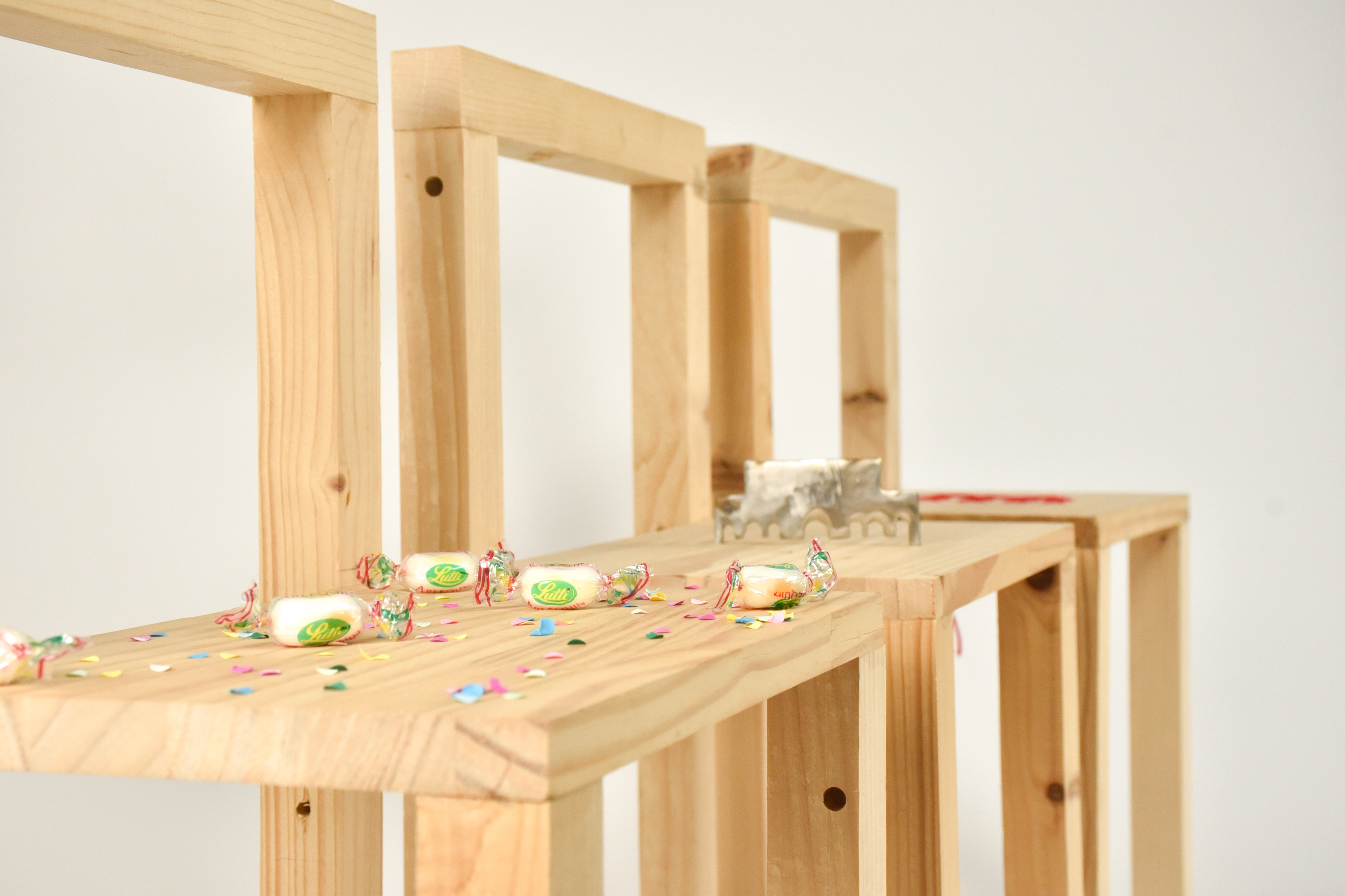 Détail — bonbons, confettis et pièce métallique