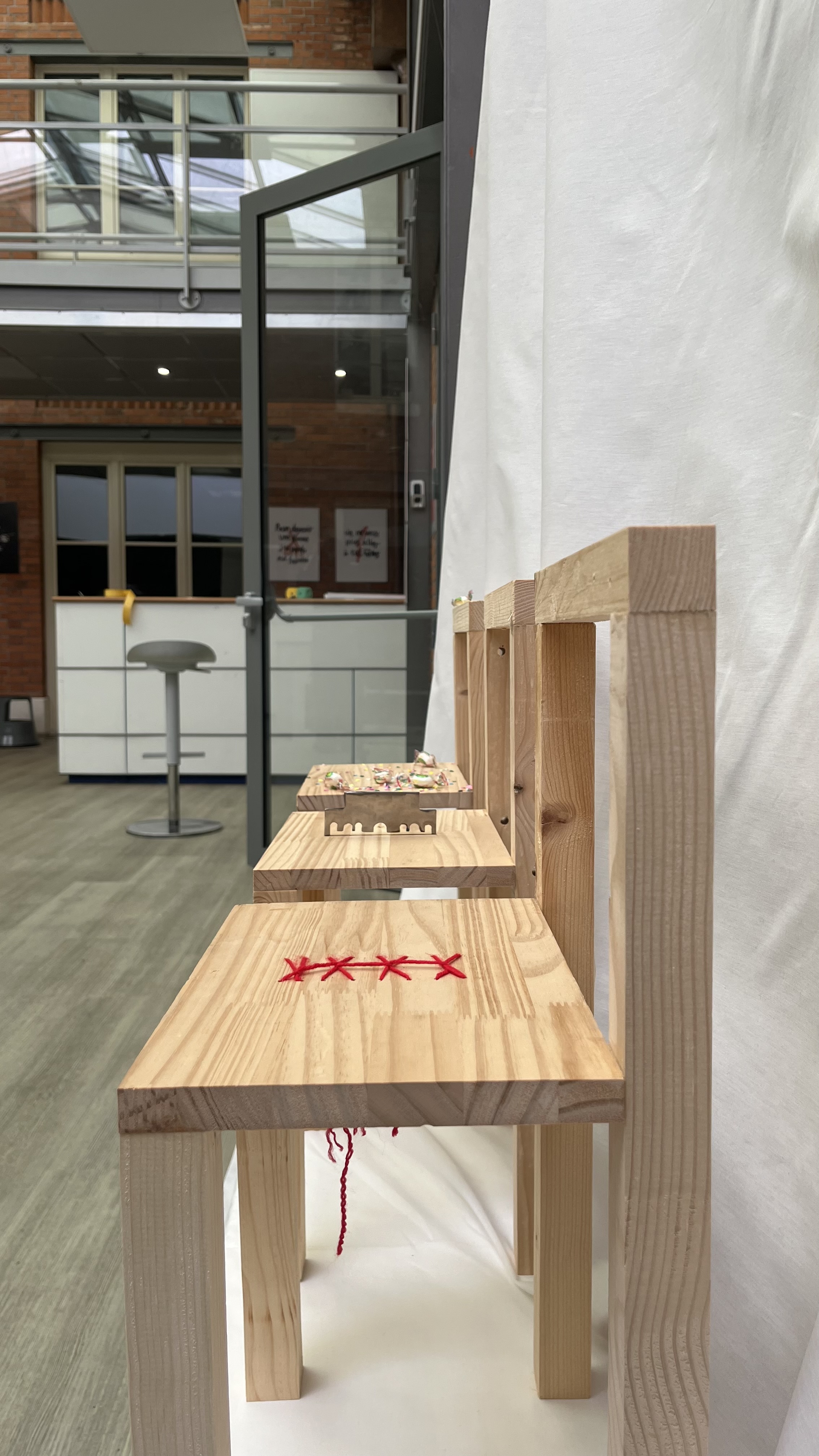 Vue de profil — les trois chaises alignées