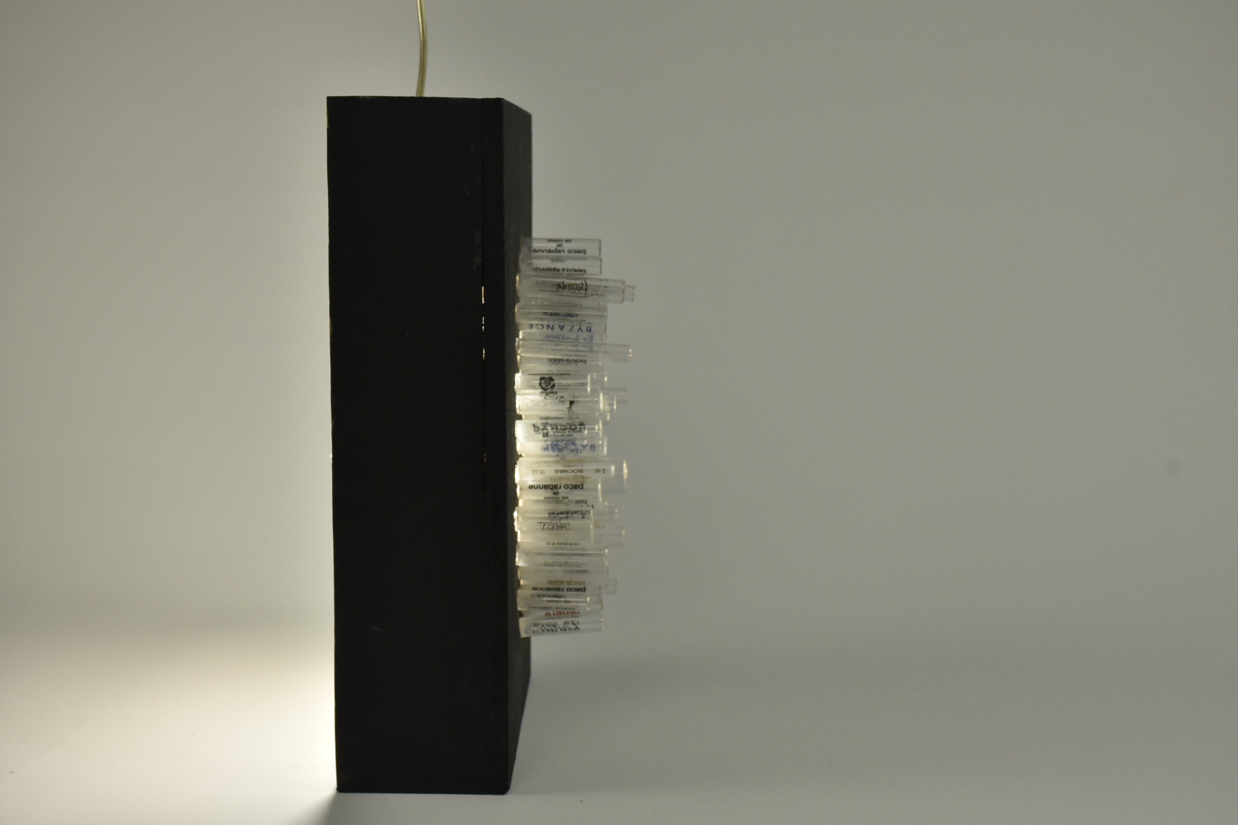 Lampe — vue de profil, échantillons de parfum