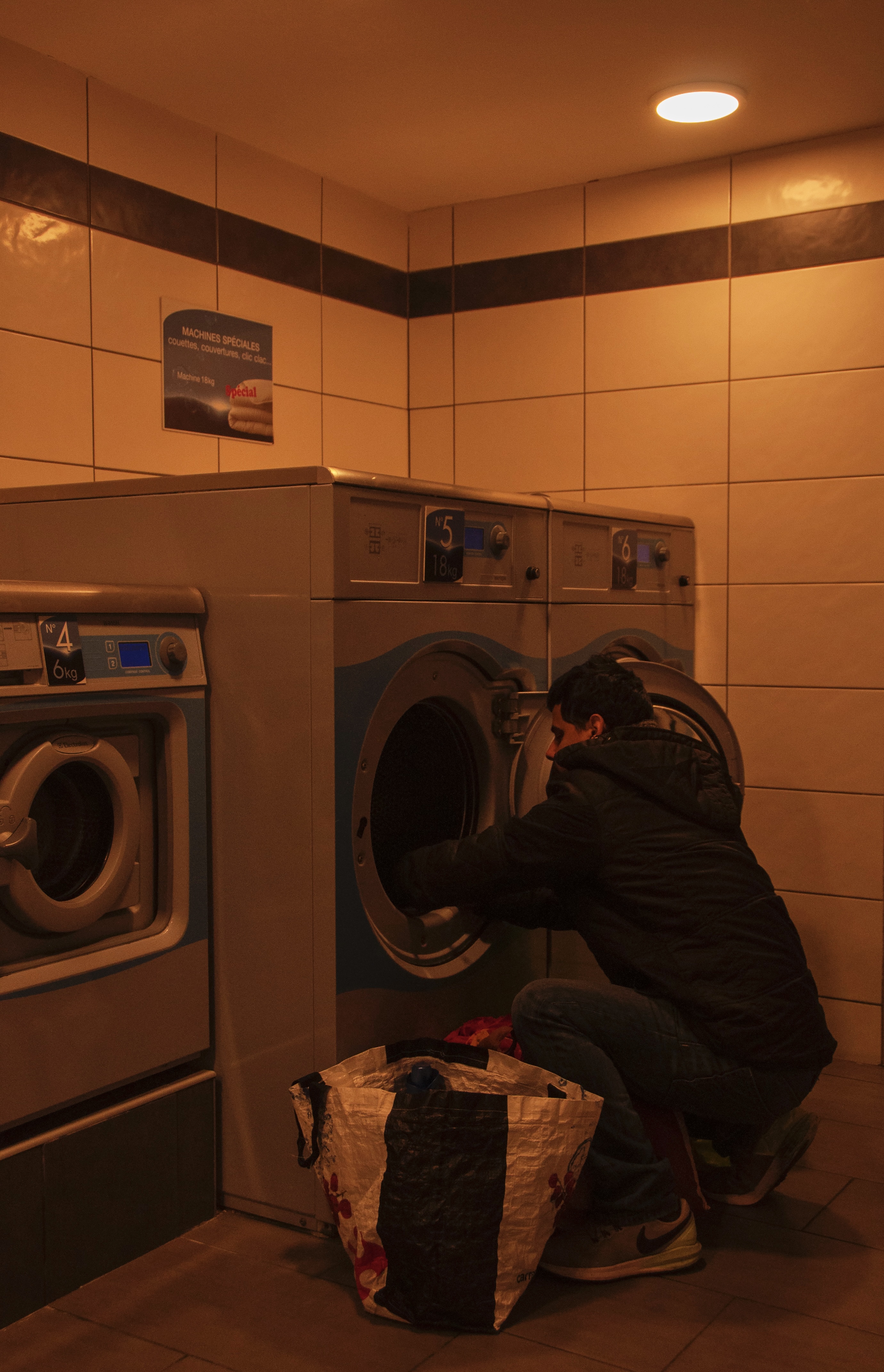 Scène dans la laverie — ambiance nocturne