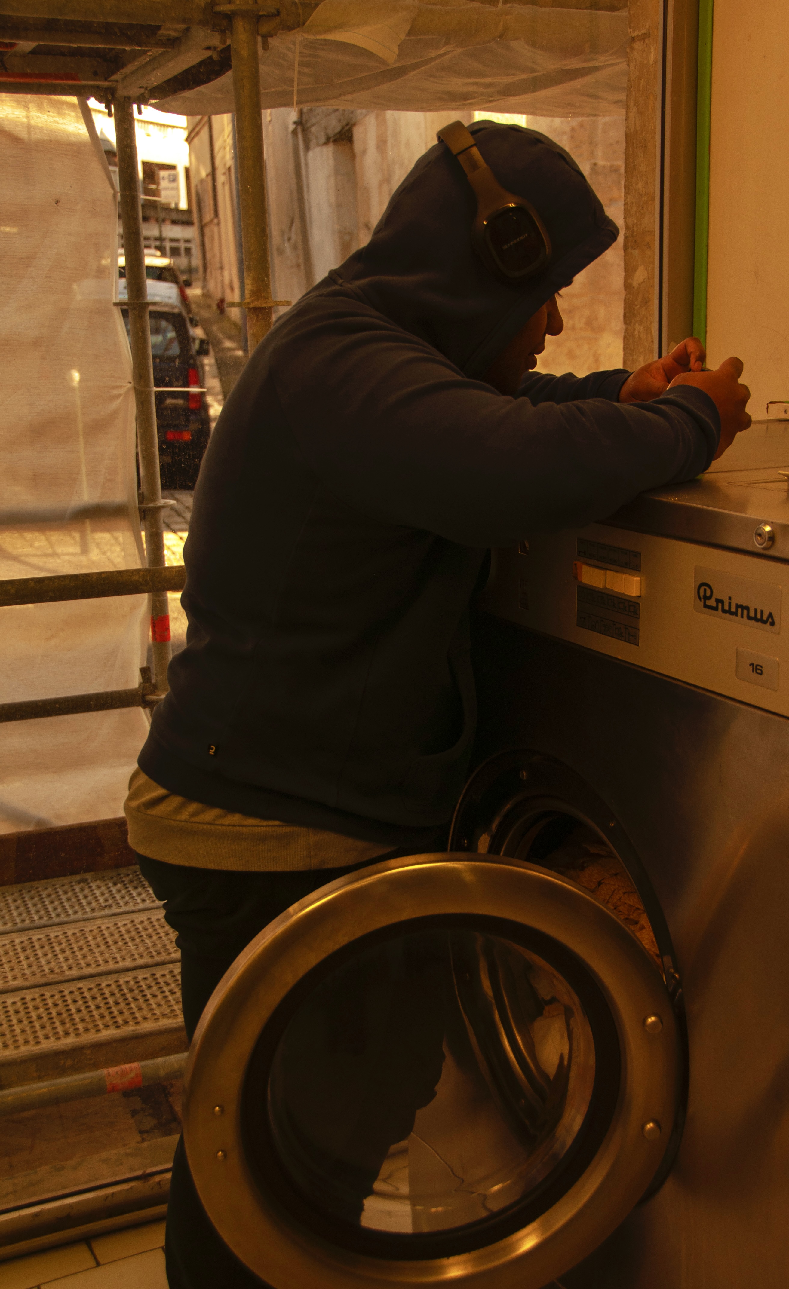 Silhouette entre les machines